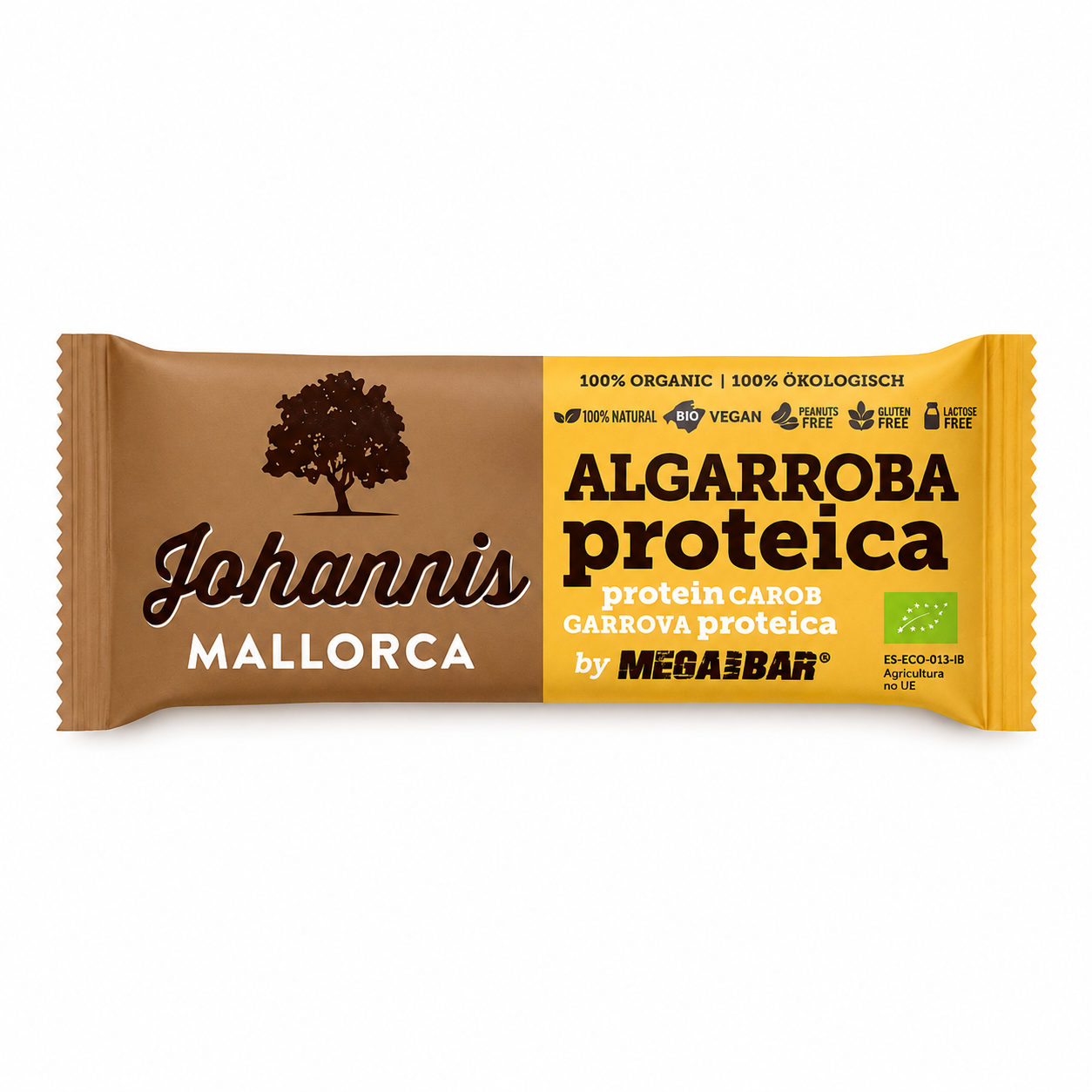 JOHANNIS Proteinriegel mit Johannisbrot in der Geschmacksrichtung Carob. Veganer Riegel mit pflanzlichem Protein vor weißem Hintergrund.